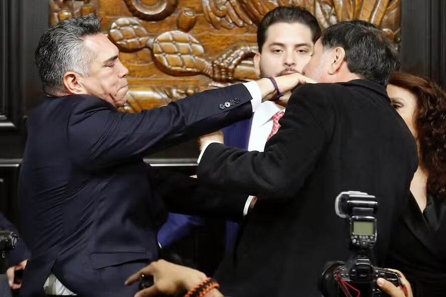 Pelea de congresistas mexicanos