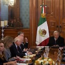 El presidente mexicano, Andrés Manuel López Obrador, en el centro, en un encuentro con el secretario de Estado estadounidense, Antony Blinken, arriba a la izquierda, parcialmente tapado, y la secretaria de Relaciones Exteriores mexicana, Alicia Bárcena, arriba a la derecha, en el Palacio Nacional, la oficina y residencia del presidente, en Ciudad de México, el miércoles 27 de diciembre de 2023. (AP Foto/Fernando Llano)