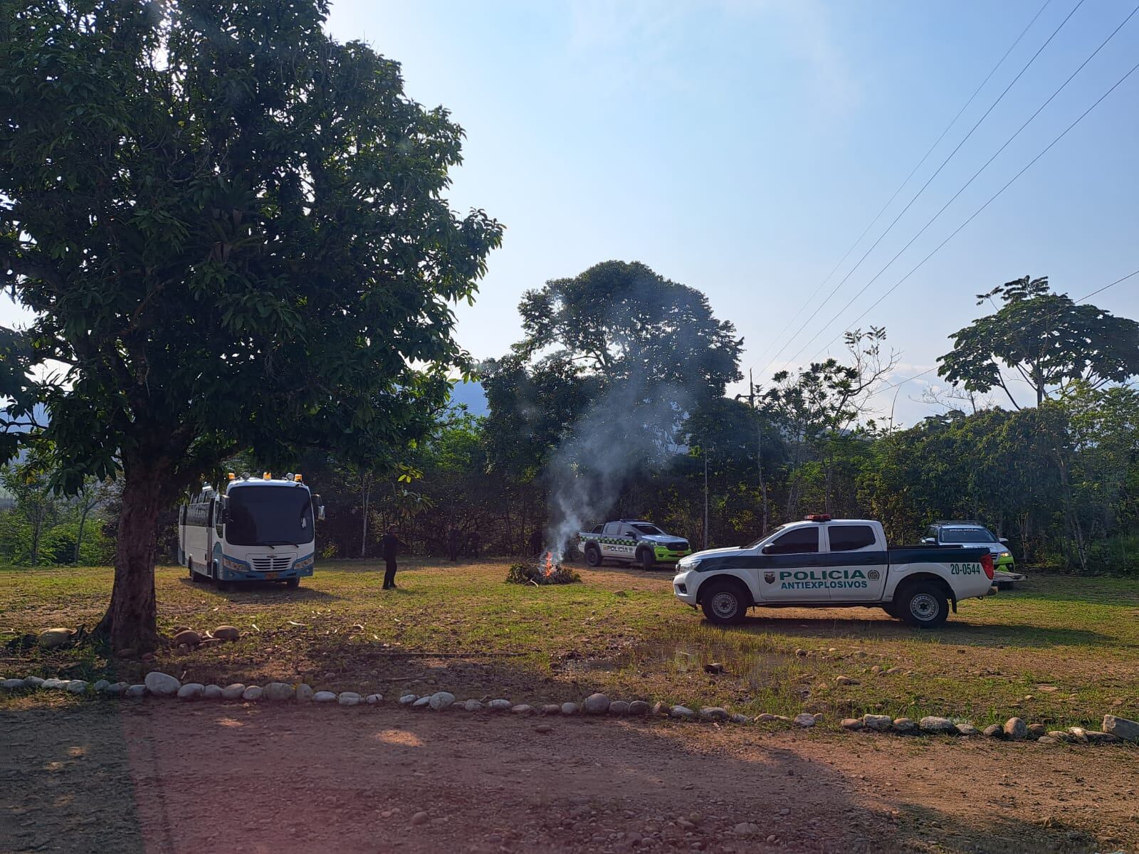 Los uniformados fueron trasladados hacia una clínica para ser atendidos.