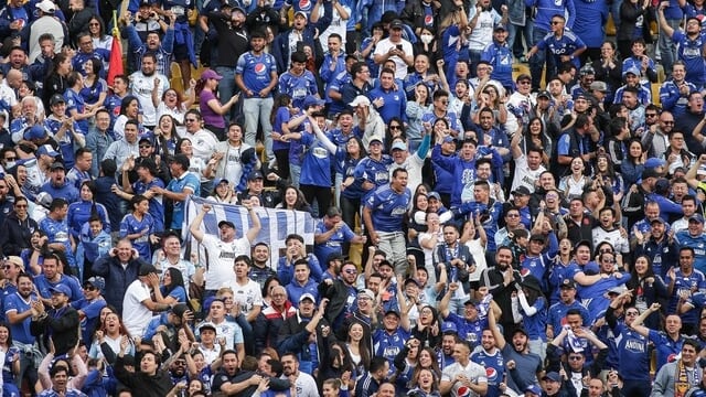 Hinchas 'azules' alentando a Millonarios en el estadio Nemesio Camacho 'El Campín' de Bogotá.