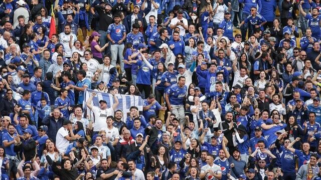Hinchas 'azules' alentando a Millonarios en el estadio Nemesio Camacho 'El Campín' de Bogotá.