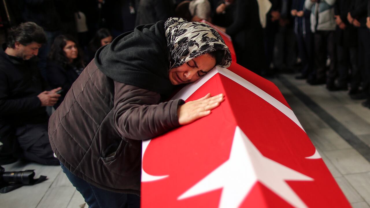 Familiares y amigos de Arzu Ozsoy y su hija de 15 años Yagmur Ucar, que murieron en la explosión del domingo en la avenida Istiklal, asisten a su funeral en Estambul, Turquía, el lunes 14 de noviembre de 2022. (AP Photo/Emrah Gurel)