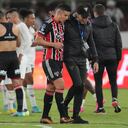 James salió del campo hablando con Luis Zubeldía, técnico de Liga de Quito.