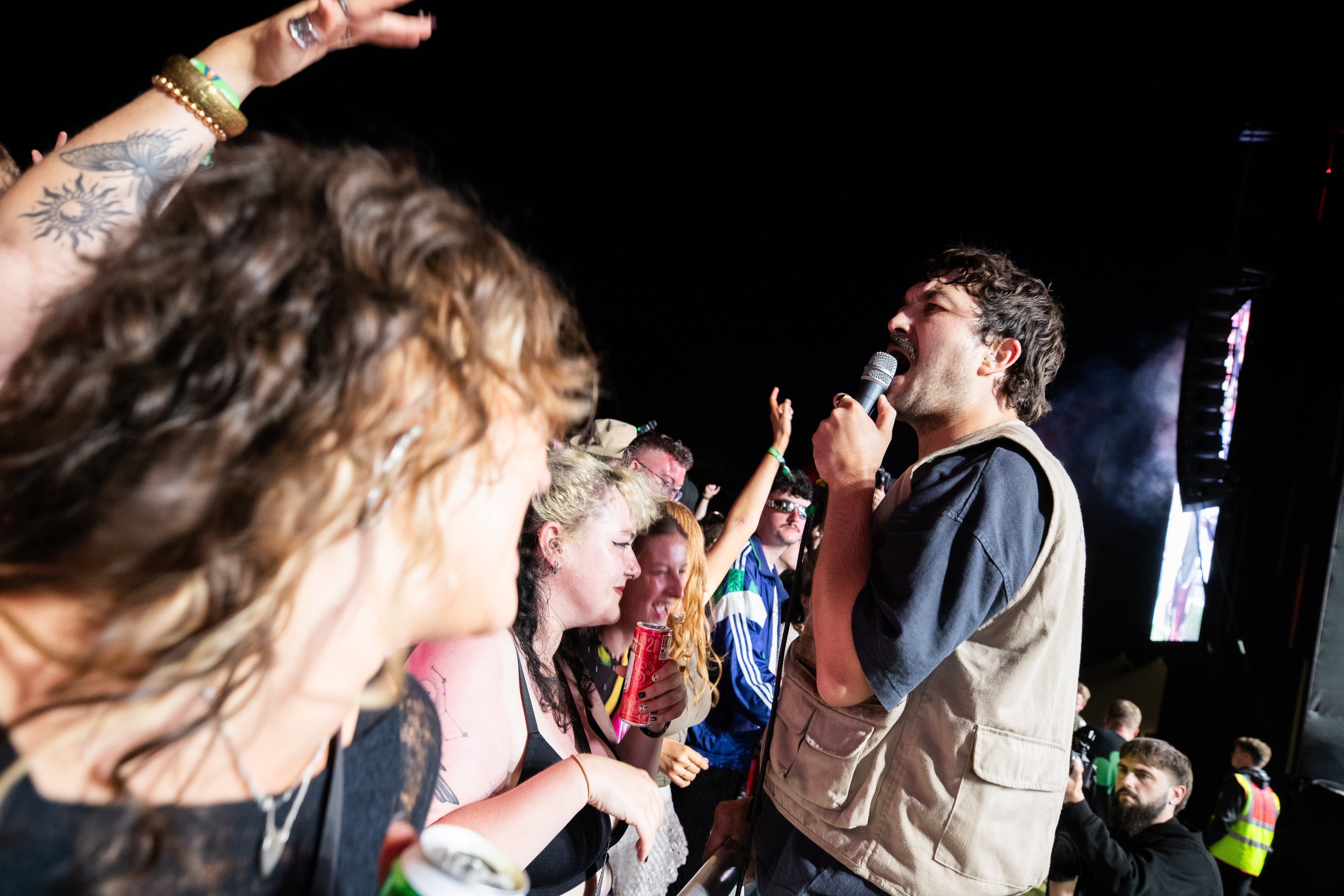 Dan Hoff de Gurriers, cerca de su audiencia en el All Together Now Festival de Irlanda. Foto: Kieran Frost/Redferns.