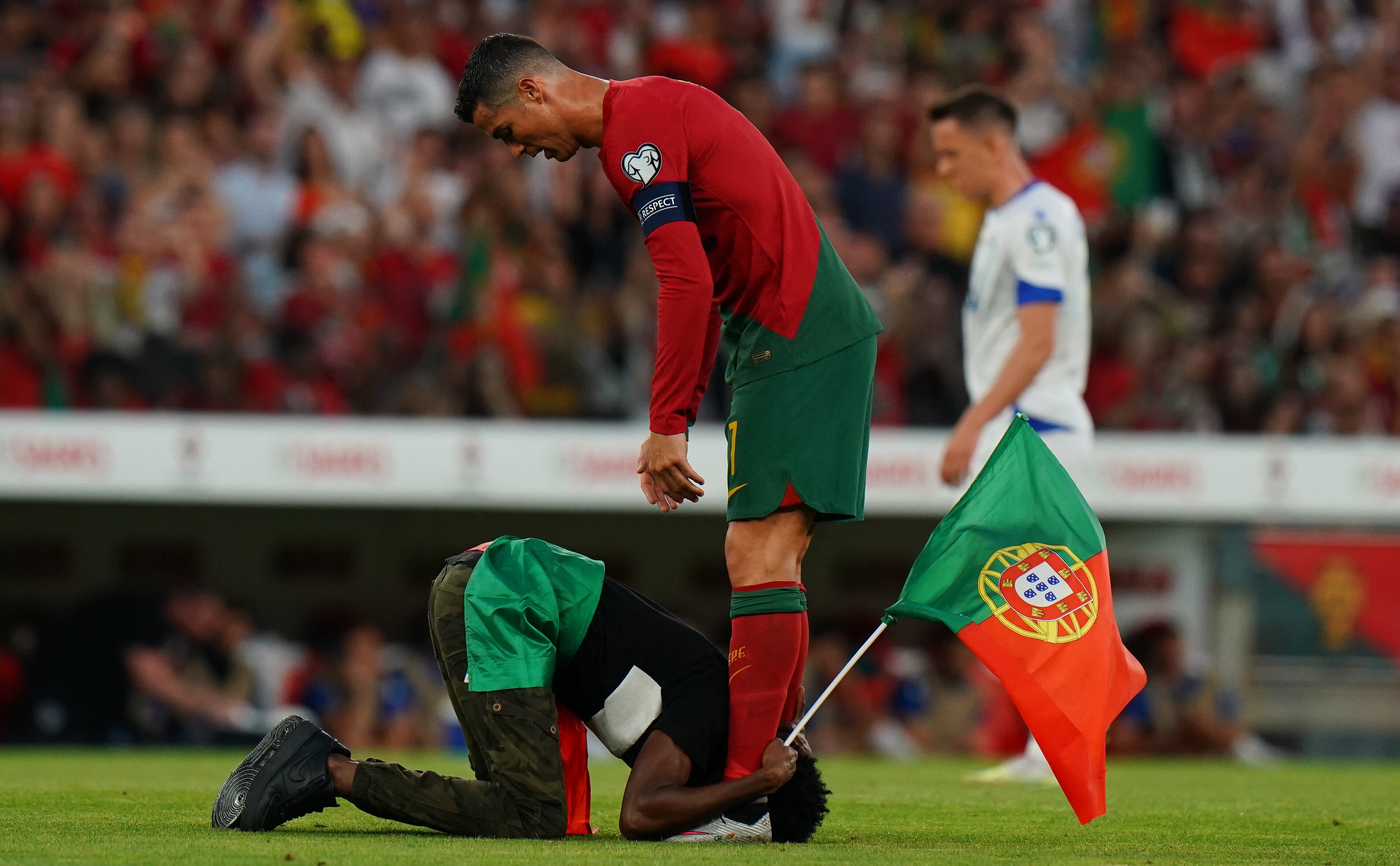 LISBOA, PORTUGAL - 17 DE JUNIO: El fanático de Portugal celebra con Cristiano Ronaldo de Portugal durante el partido del Grupo J - Ronda de clasificación de la UEFA EURO 2024 entre Portugal y Bosnia Herzegovina en el Estadio da Luz el 17 de junio de 2023 en Lisboa, Portugal. (Foto de Gualter Fatia/Getty Images)