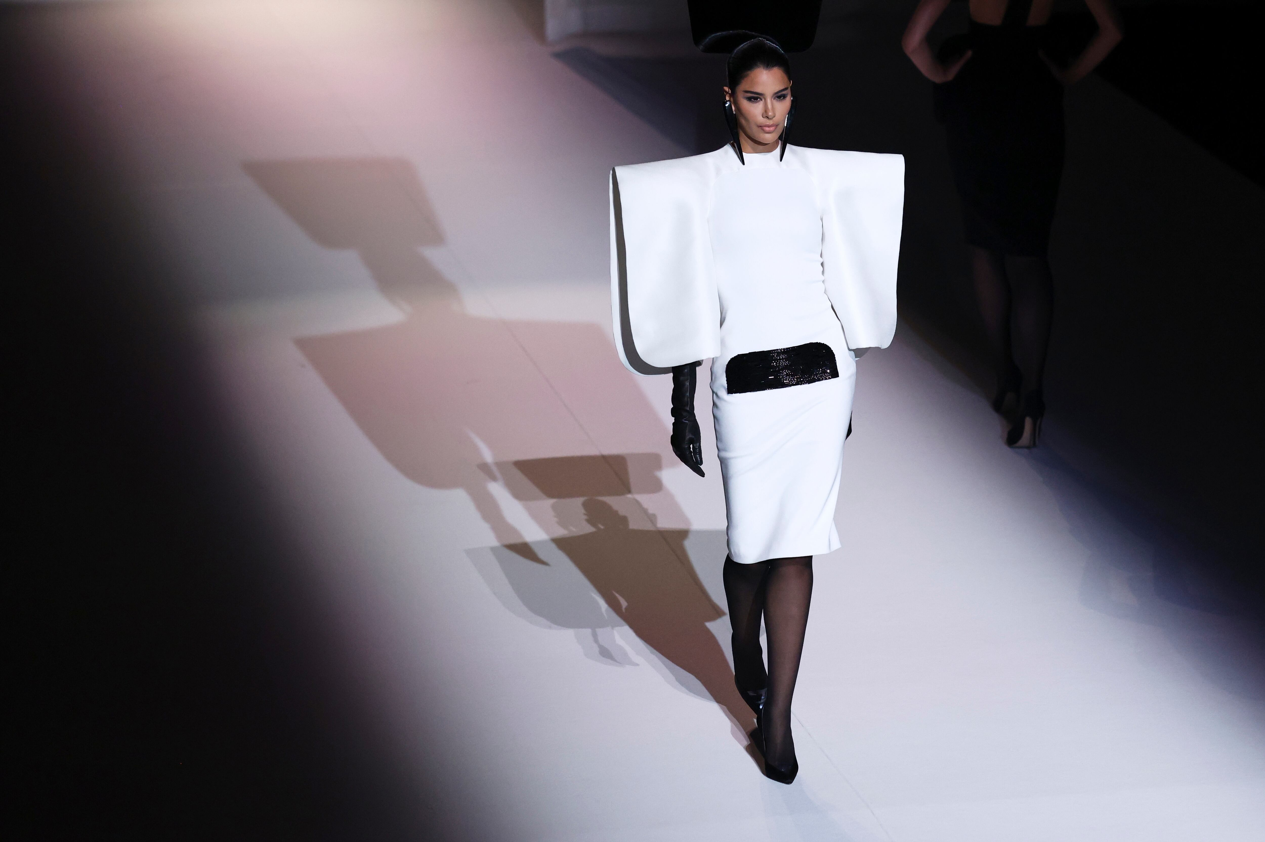 Ariadna Gutiérrez desfila en la Semana de Alta Costura de París 2025 (AP Photo/Tom Nicholson)