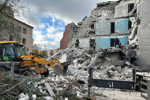 Esta fotografía tomada y publicada por el Servicio de Emergencia de Ucrania el 17 de octubre de 2023 muestra a los rescatistas limpiando escombros para encontrar a las personas bajo los escombros de un edificio residencial destruido, luego de un ataque en Sloviansk, en medio de la invasión rusa de Ucrania.