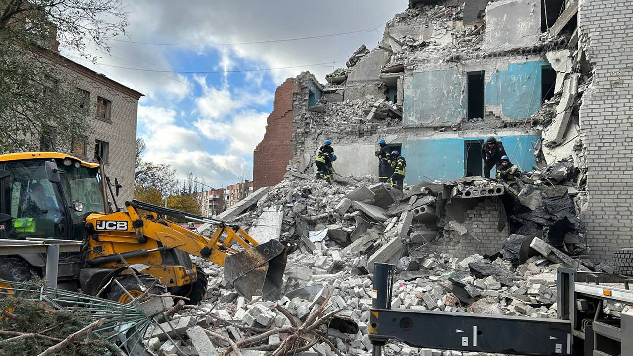 Esta fotografía tomada y publicada por el Servicio de Emergencia de Ucrania el 17 de octubre de 2023 muestra a los rescatistas limpiando escombros para encontrar a las personas bajo los escombros de un edificio residencial destruido.