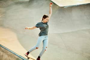 Hay trucos caseros que permiten arreglar los jeans rotos sin necesidad de usar máquina de coser.