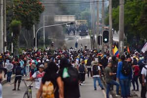 Los manifestantes chocan con la policía antidisturbios de Colombia 'ESMAD' durante las manifestaciones conmemorativas del 28 de abril contra el gobierno del presidente Iván Duque y la violencia en la Universidad Nacional de Colombia, los manifestantes tomaron el campus cerrado de la Universidad para enfrentarse. El 28 de abril de 2022, en Medellín, Colombia. (Foto por: Miyer Juana/Long Visual Press/Universal Images Group vía Getty Images)
