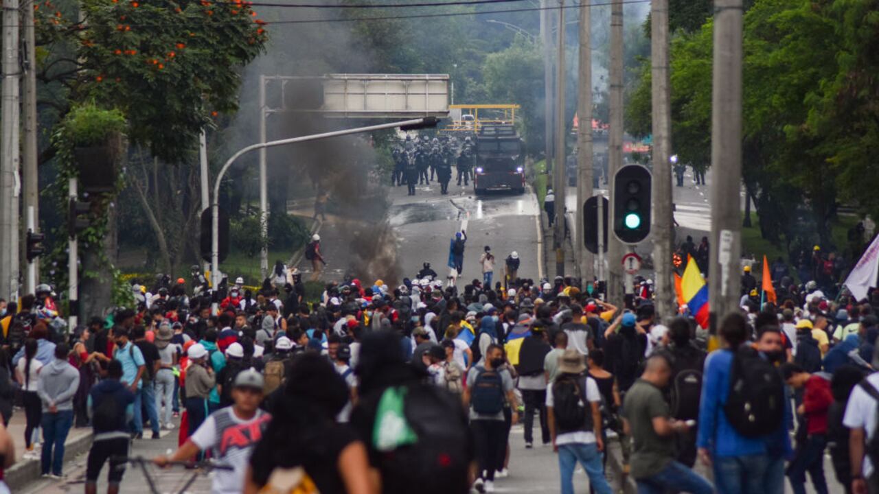 Los manifestantes chocan con la policía antidisturbios de Colombia 'ESMAD' durante las manifestaciones conmemorativas del 28 de abril contra el gobierno del presidente Iván Duque y la violencia en la Universidad Nacional de Colombia, los manifestantes tomaron el campus cerrado de la Universidad para enfrentarse. El 28 de abril de 2022, en Medellín, Colombia. (Foto por: Miyer Juana/Long Visual Press/Universal Images Group vía Getty Images)