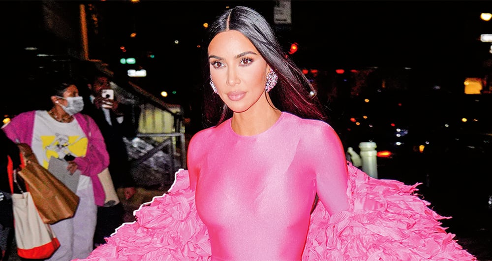 Kim Kardashian se refirió a su familia y a su exesposo, Kanye West, en el reconocido programa Saturday Night Live. 