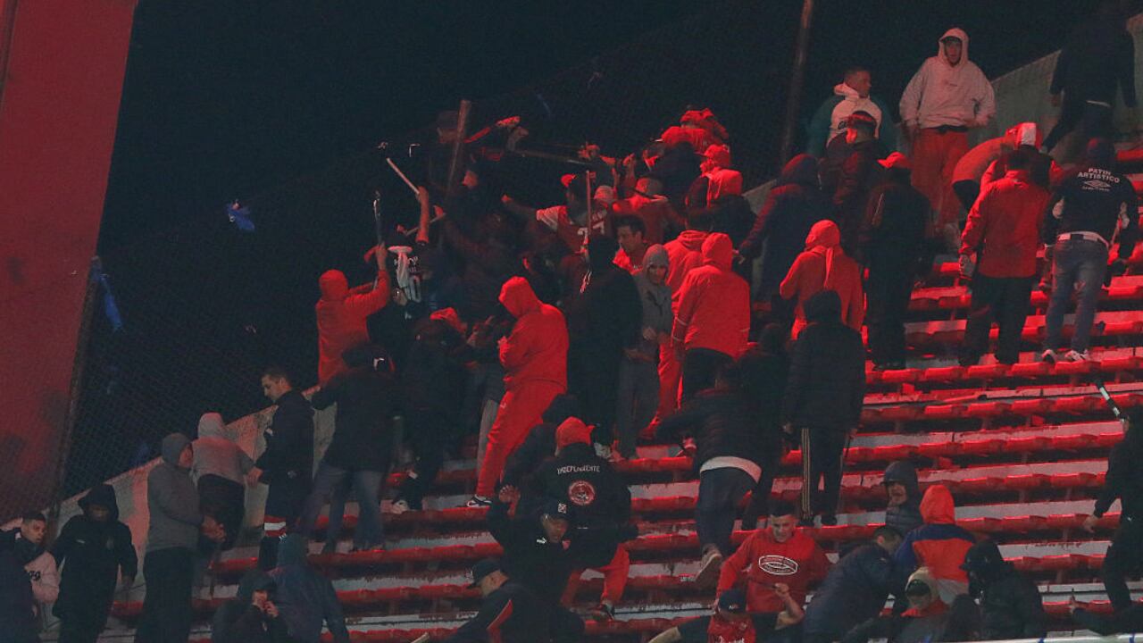 Imagen de lo sucedido entre hinchas azules y rojos.