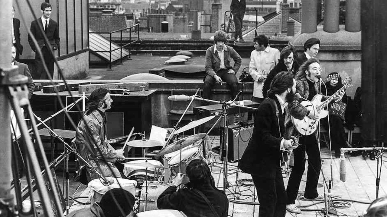 The Beatles en su último concierto público, en la azotea del edificio de Apple en Savile Row, Londres. 30 de enero de 1969.
