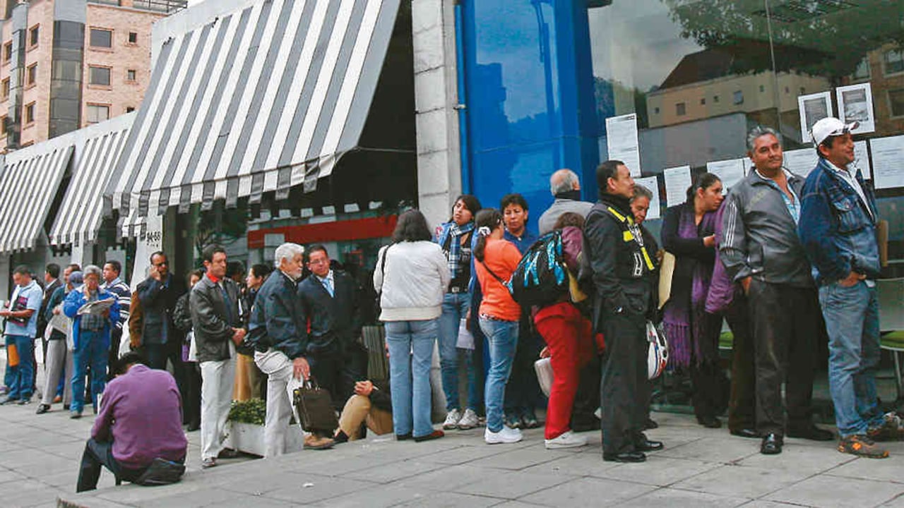 La baja cobertura del sistema pensional en Colombia hace que una parte considerable de la población mayor enfrente un alto riesgo de caer en la indigencia y la pobreza.