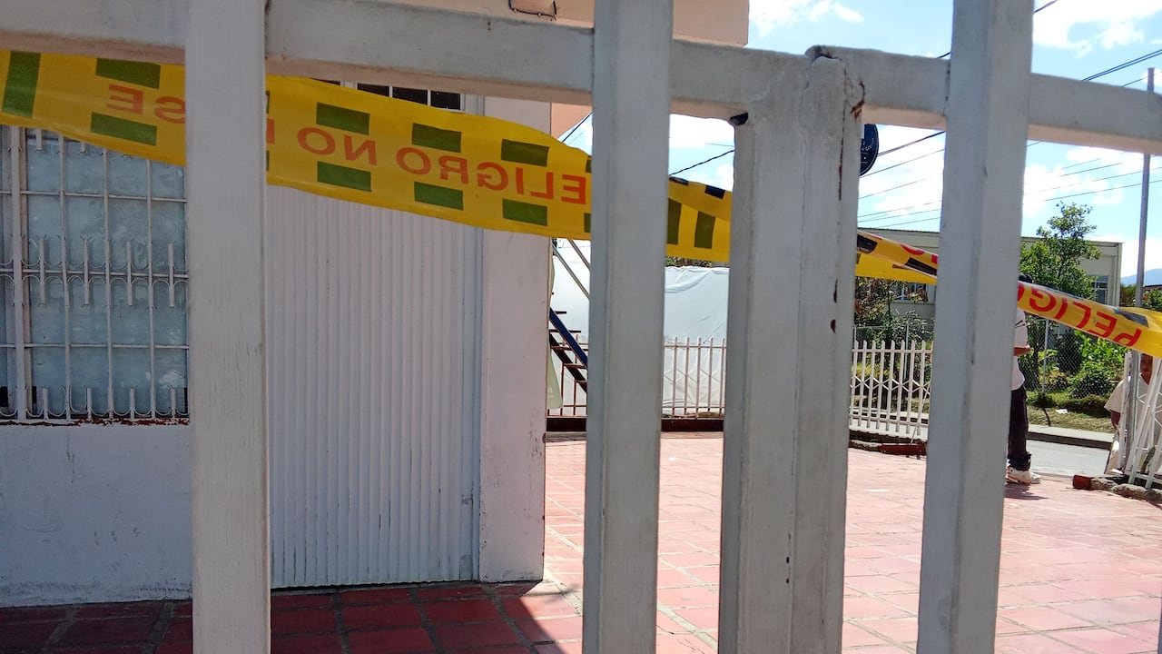 Un hecho de sicariato que se convirtió en una masacre, dejó como víctima a tres personas que estaban afuera de su casa.