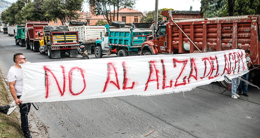    Los camioneros paralizaron al país en protesta por el alza del diésel, pero a ellos los bloqueos también les han salido caros. Este año han perdido 3.380 horas de trabajo por esa causa.