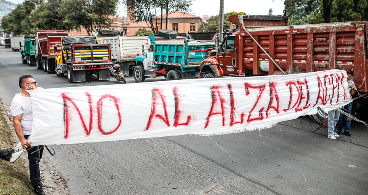 Los camioneros paralizaron al país en protesta por el alza del diésel, pero a ellos los bloqueos también les han salido caros. Este año han perdido 3.380 horas de trabajo por esa causa.