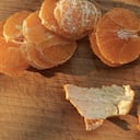 Una taza de gajos de mandarina aporta entre un 2 % y un 4 % de la ingesta diaria recomendada de estos tres minerales