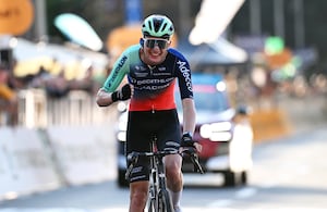 Paul Seixas ganando el Giro de Lombardía.