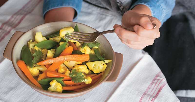 De las mejores formas en las que la cúrcuma aporta a los platos es en las ensaladas.