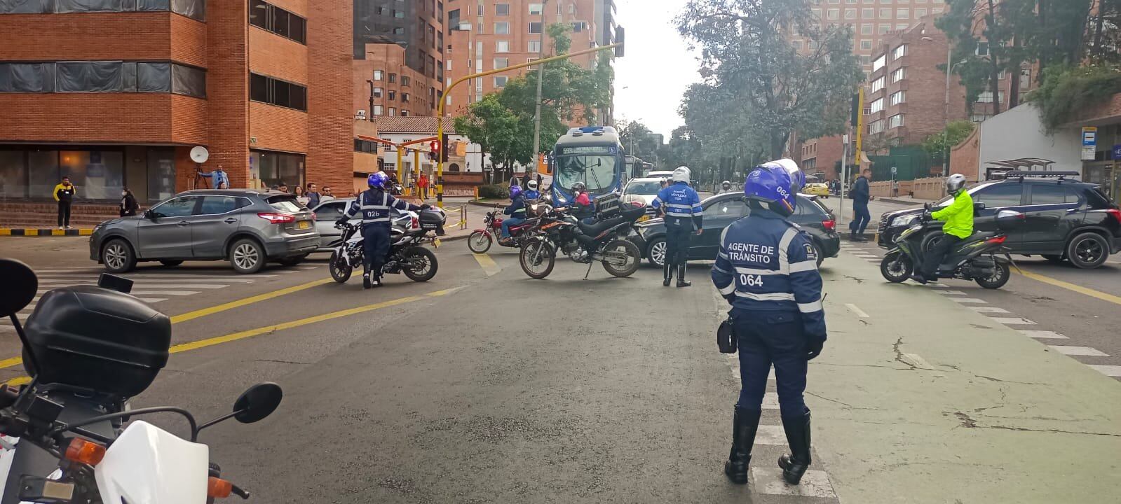 Agentes de Tránsito en la carrera séptima