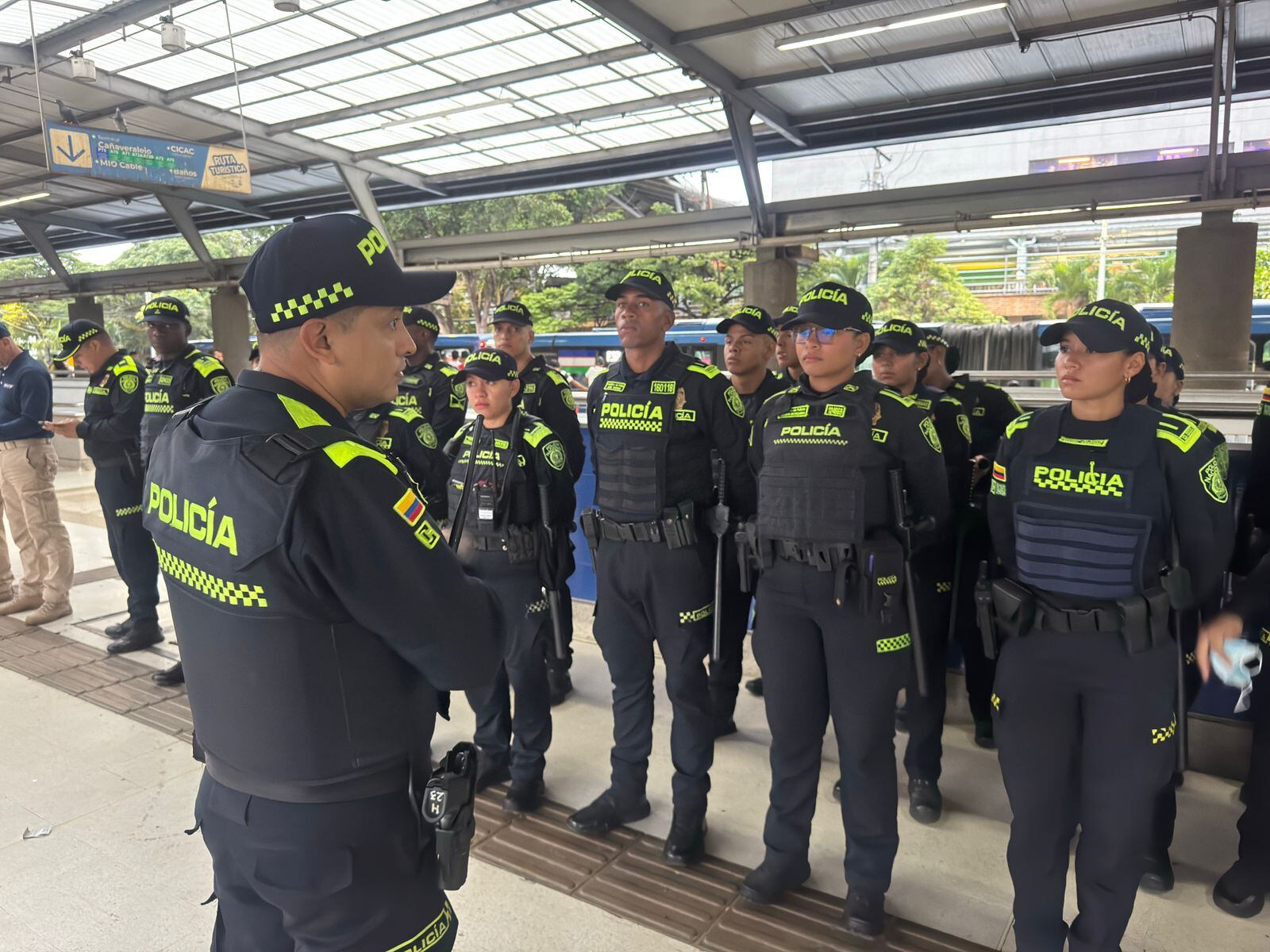 Policía refuerza seguridad en el MÍO: despliegue en ocho terminales y cinco estaciones de Cali