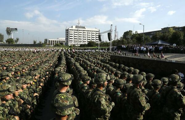 Los militares y policías también rindieron homenaje a los miembros de la Fuerza Pública que murieron en combate desde el monumento a los Héroes Caídos, en Bogotá. Fotografía: Guillermo Torres / SEMANA.