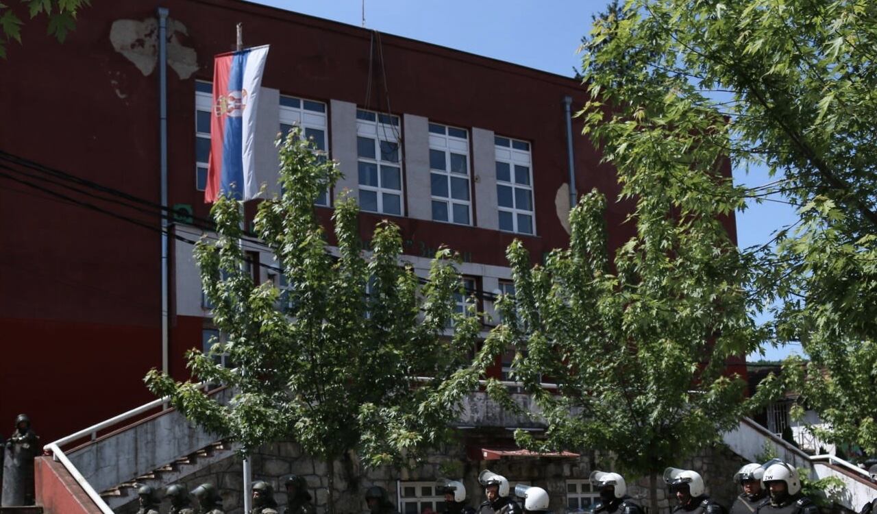 Las autoridades custodian la alcaldía de Zvecan.