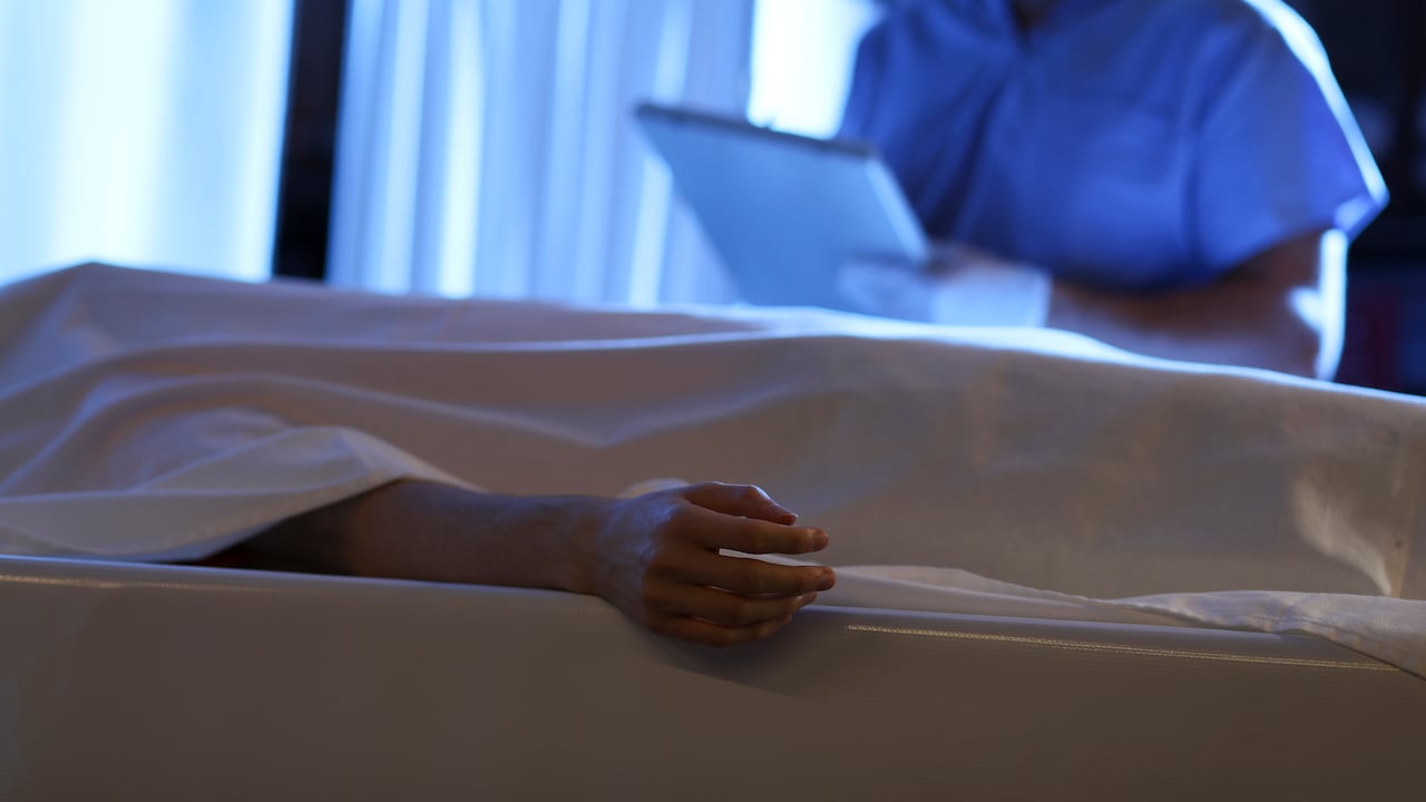 Un estudio científico ha encontrado que la sensación de paz y las visiones de luces intensas que describen quienes han tenido experiencias cercanas a la muerte pueden ser explicadas por una intensa actividad cerebral en los últimos momentos de vida.