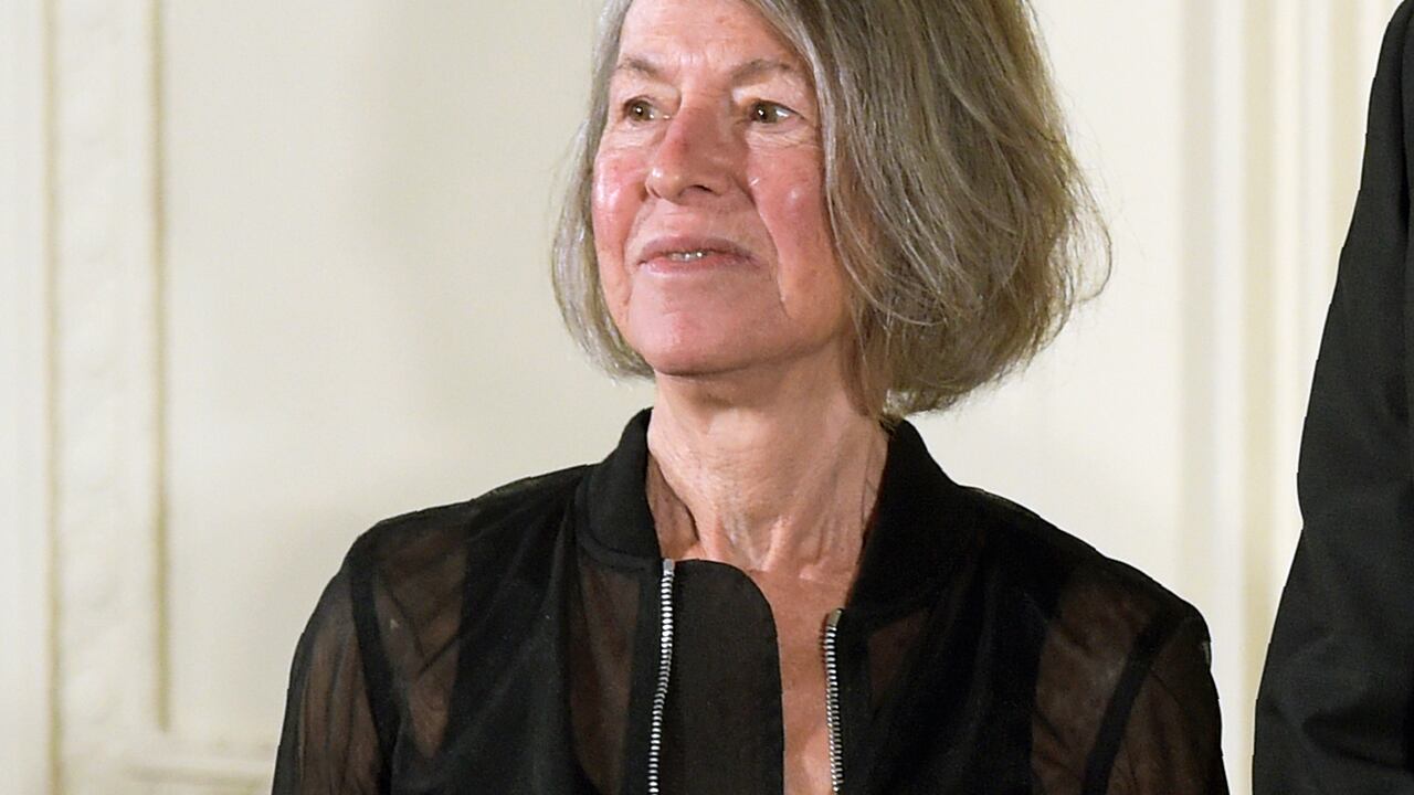 ARCHIVO - La poeta Louise Gluck en una ceremonia para otorgarle la Medaa Nacional de Humanidades en la sala este de la Casa Blanca en Washington el 22 de septiembre de 2016. Glück falleció, dijo el viernes 13 de diciembre de 2023 su editor Jonathan Galassi en Farrar, Straus & Giroux. (Foto AP/Susan Walsh, archivo)