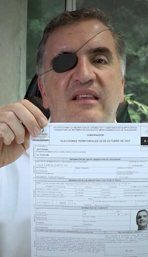 Mauricio Tobón, candidato a la Gobernación de Antioquia, mostrando la inscripción que hizo de manera virtual.