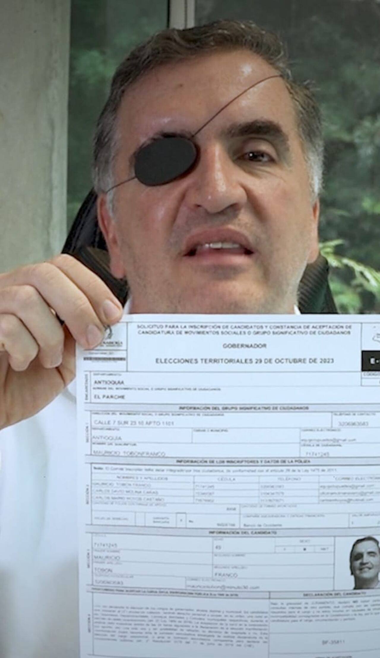 Mauricio Tobón, candidato a la Gobernación de Antioquia, mostrando la inscripción que hizo de manera virtual.