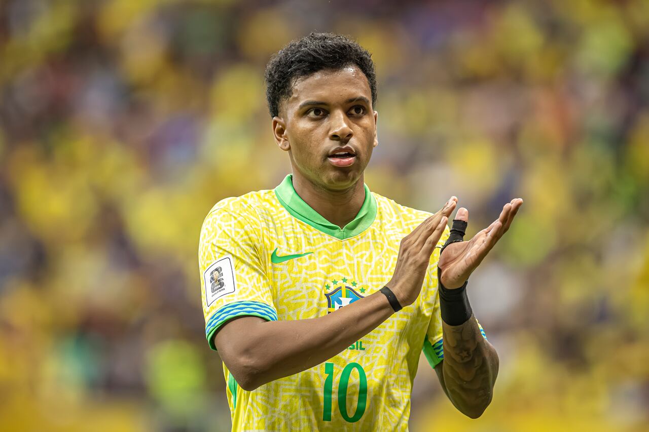 BRASILIA, BRAZIL - OCTOBER 15: Rodrygo Silva of Brazil thanks supporters for standing at the end of the FIFA World Cup 2026 Qualifier match between Brazil and Peru at Estadio Mane Garrincha on October 15, 2024 in Brasilia, Brazil. (Photo by Danilo Fernandes/Eurasia Sport Images/Getty Images)