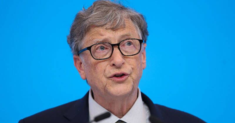 "Es la única vez que he estado agradecido de ser una persona tan mayor. Quiero dar buen ejemplo", dijo Gates, tras recibir la segunda dosis de la vacuna. 