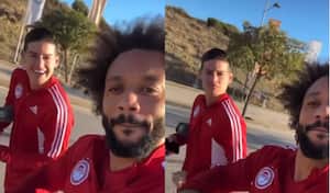 Los jugadores se encontraban caminando juntos mientras bailaban al ritmo de Karol G.