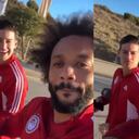 Los jugadores se encontraban caminando juntos mientras bailaban al ritmo de Karol G.