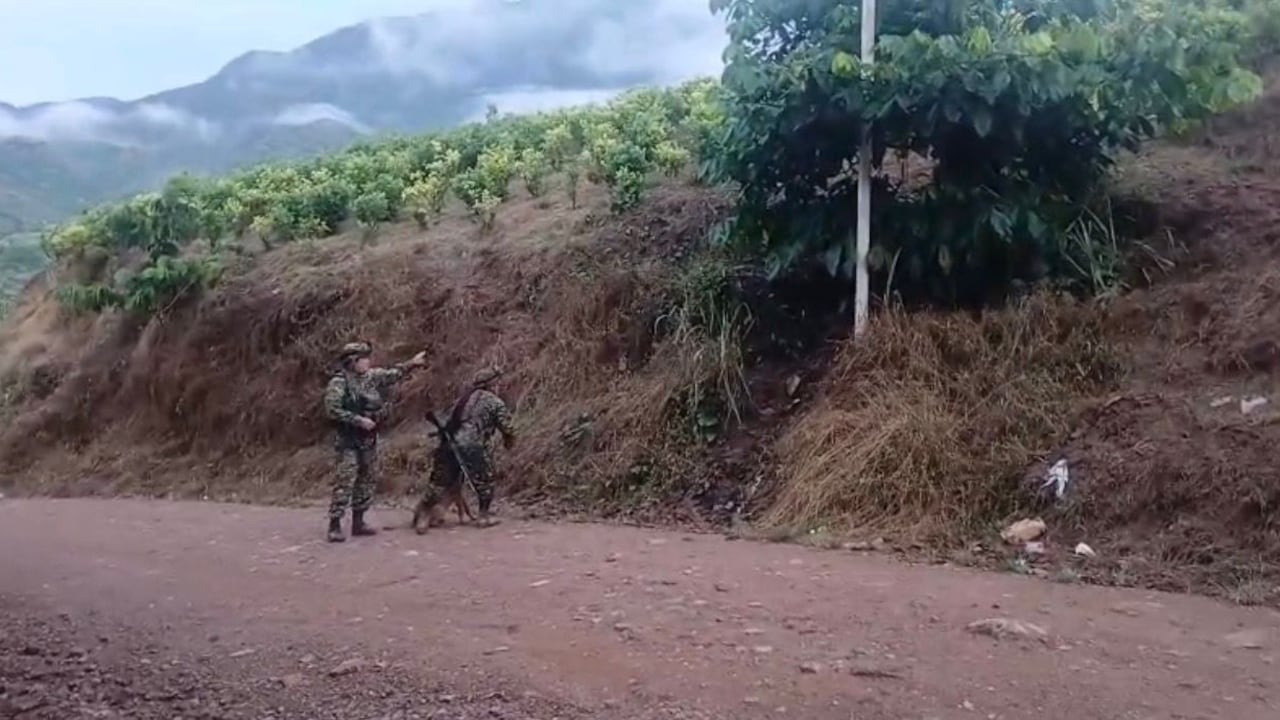 Ejército, en medio de la desactivación de las cargas explosivas.