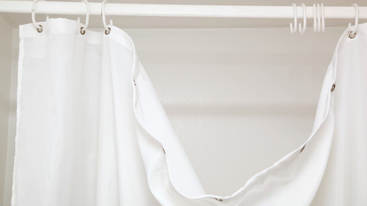 El hombre comenzó a “golpearla violentamente” con una barra de cortina de baño y un trozo de madera.