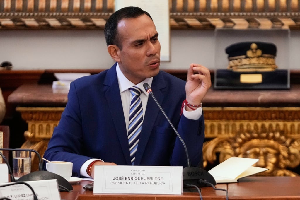 El presidente interino de Perú, José Jeri, habla con legisladores en el Congreso en Lima, Perú, el miércoles 21 de enero de 2026. (Foto AP/Martín Mejía)