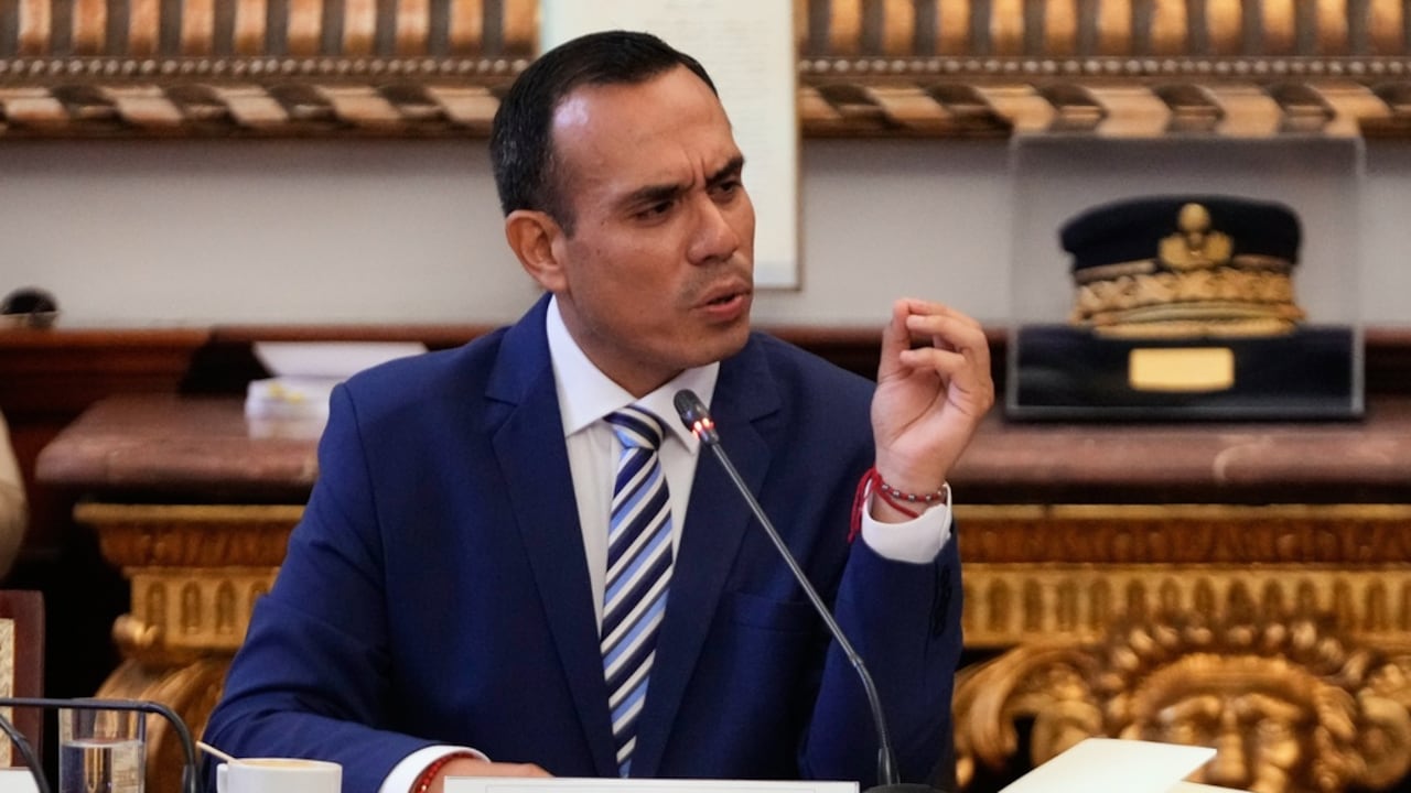 El presidente interino de Perú, José Jeri, habla con legisladores en el Congreso en Lima, Perú, el miércoles 21 de enero de 2026. (Foto AP/Martín Mejía)
