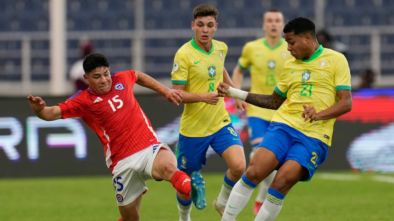 El chileno Javier Carcamo, izquierda, y el brasileño Wesley compiten por el balón durante un partido de fútbol de la ronda final del Campeonato Sudamericano Sub-20