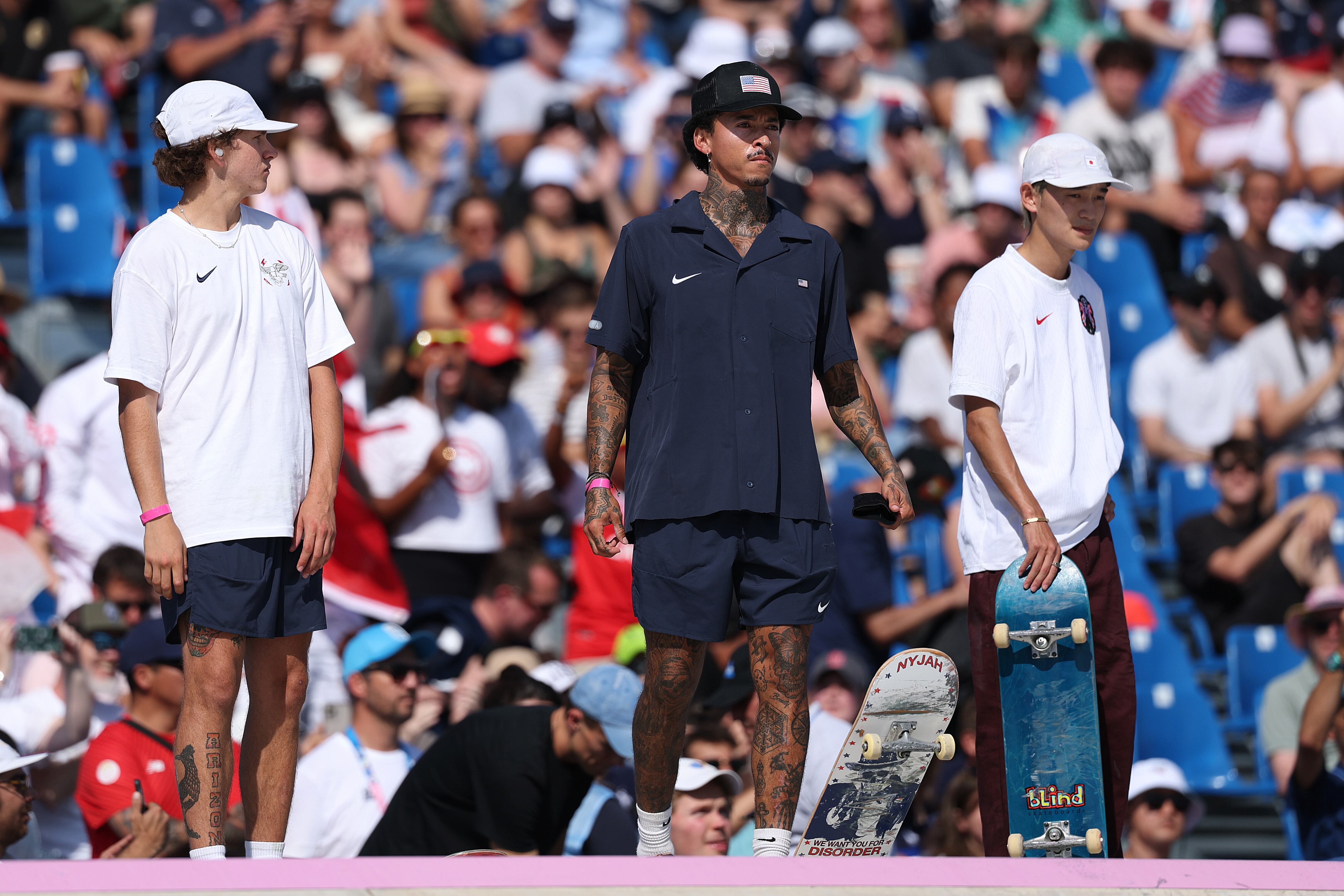 Jagger Eaton y Nyjah Huston, del equipo de Estados Unidos, y Sora Shirai, del equipo de Japón, observan durante la final masculina de calle en el tercer día de los Juegos Olímpicos de París 2024 en la Place de la Concorde el 29 de julio de 2024 en París, Francia.