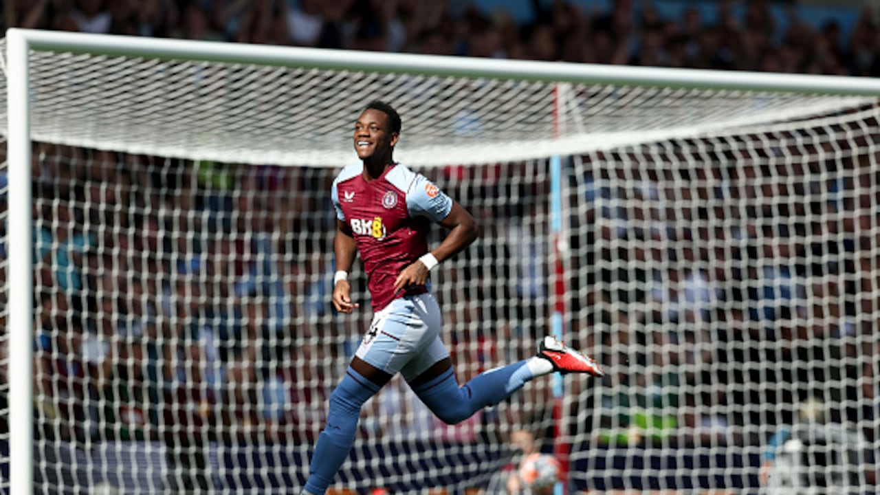 Jhon Durán celebrando su primer gol con el Aston Villa.