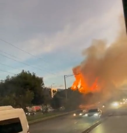 Bomberos solicitó apoyo de Codensa. “El área se encuentra asegurada y la movilidad restringida”.
