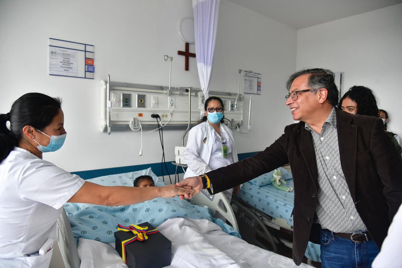 El presidente Gustavo Petro durante su visita a los menores