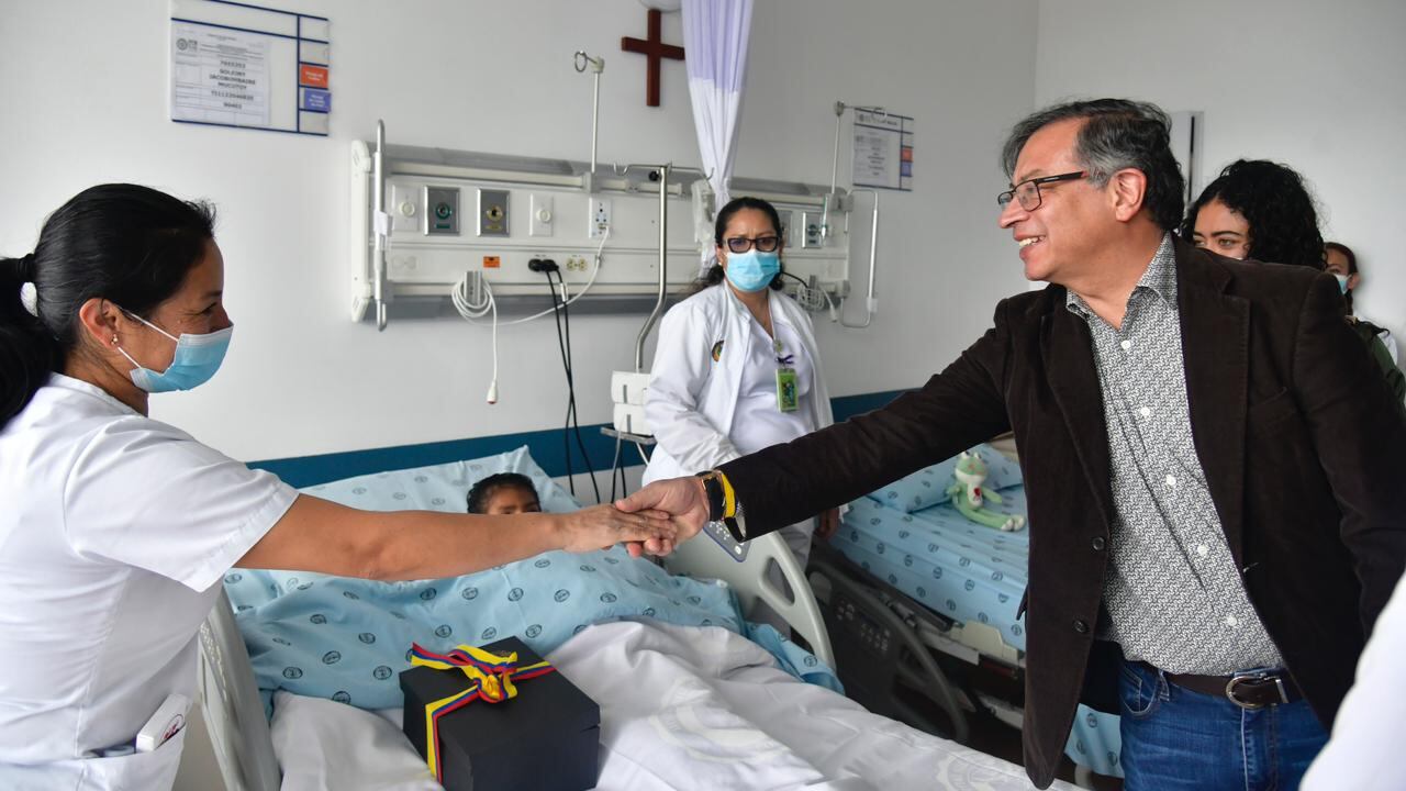 El presidente Gustavo Petro durante su visita a los menores