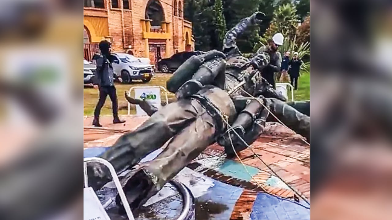 Estatua de César Rincón derribada en Duitama.