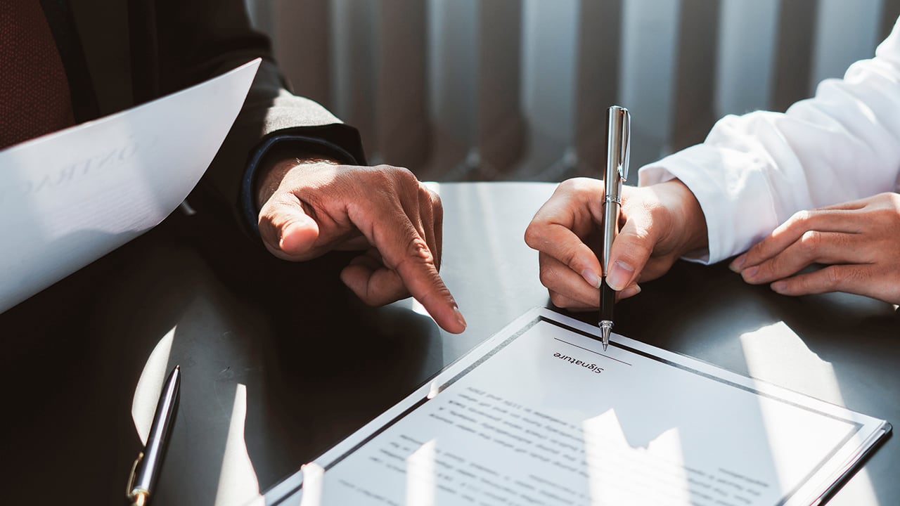 Decretos por todos lados sorprenden a diario a los colombianos, ante la posición que se volvió frecuente: si el Congreso no aprueba, el Gobierno actúa por decreto. 