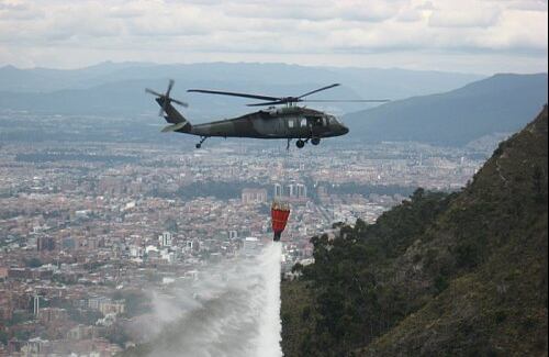 Los cerros arden / Aficionado

Durante el incendio del Cerro El Cable, en octubre del año pasado, los helicópteros de la Fuerza Aérea intentaron apagarlo tirando agua desde las alturas. Logré la foto porque trabajaba para una entidad distrital y casualmente estaba asignado para coordinar algunas acciones en ese lugar.  


